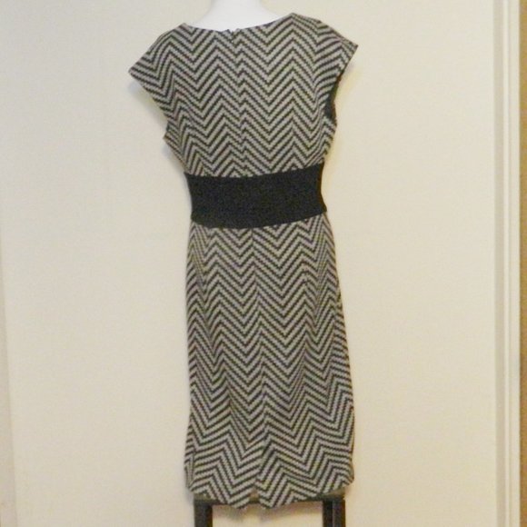 Trina Turk Textured V-Neck Lined Dress Sz 8 - Picture 4 of 6